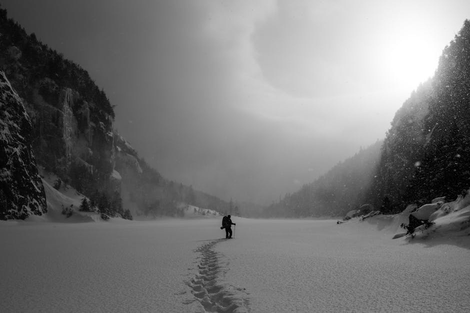 Senderista caminando sobre nieve en invierno