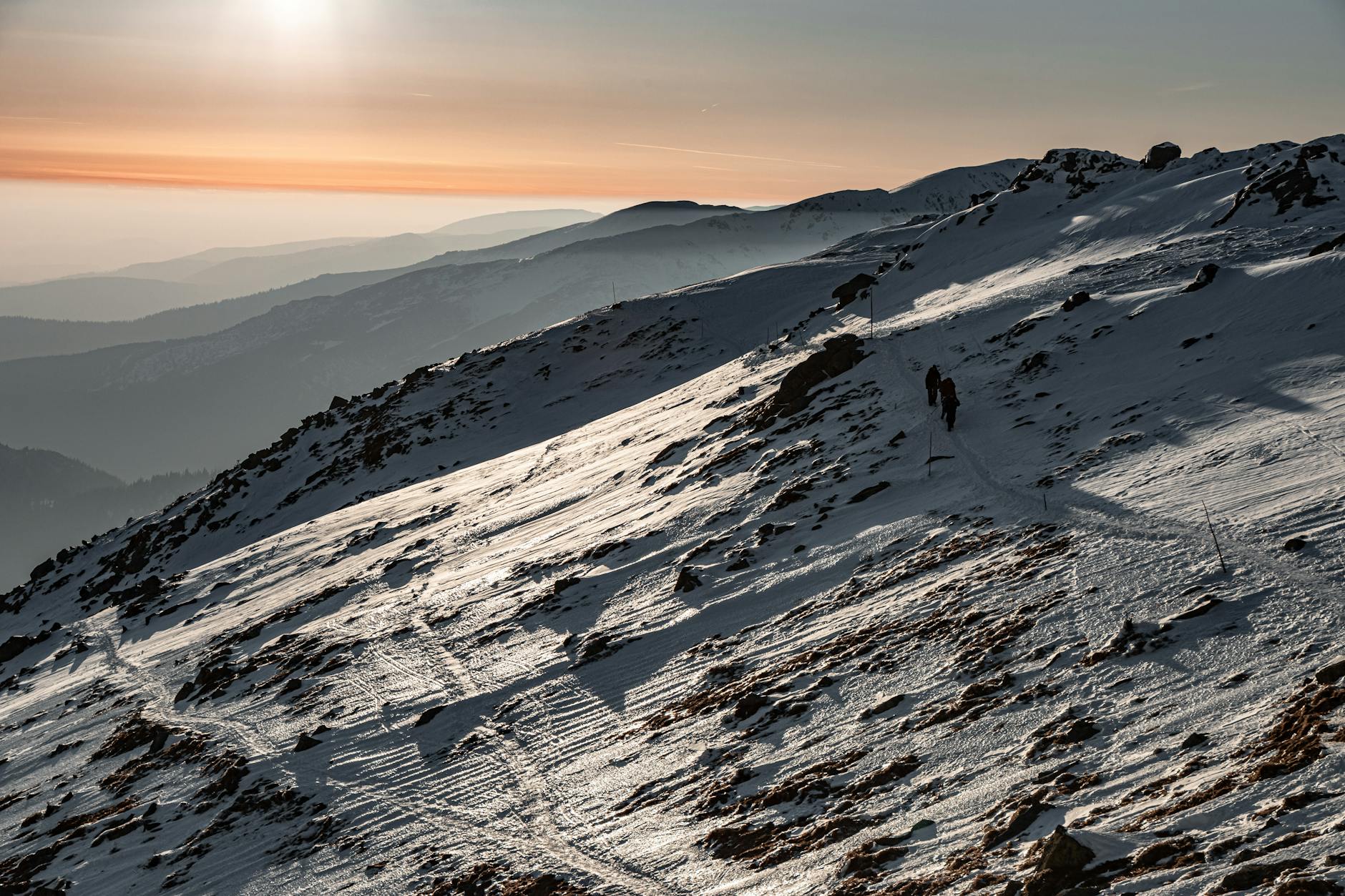 Panorama de Sierra Nevada con senderos de montaña