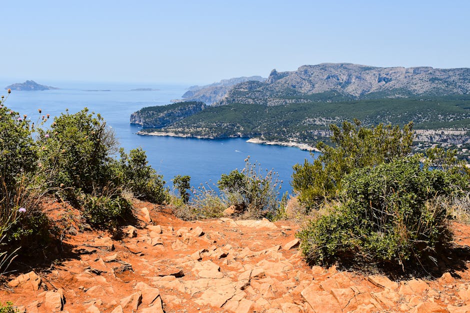 Camí de Ronda con acantilados y mar Mediterráneo